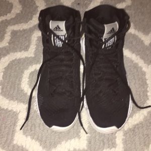 Basketball shoes